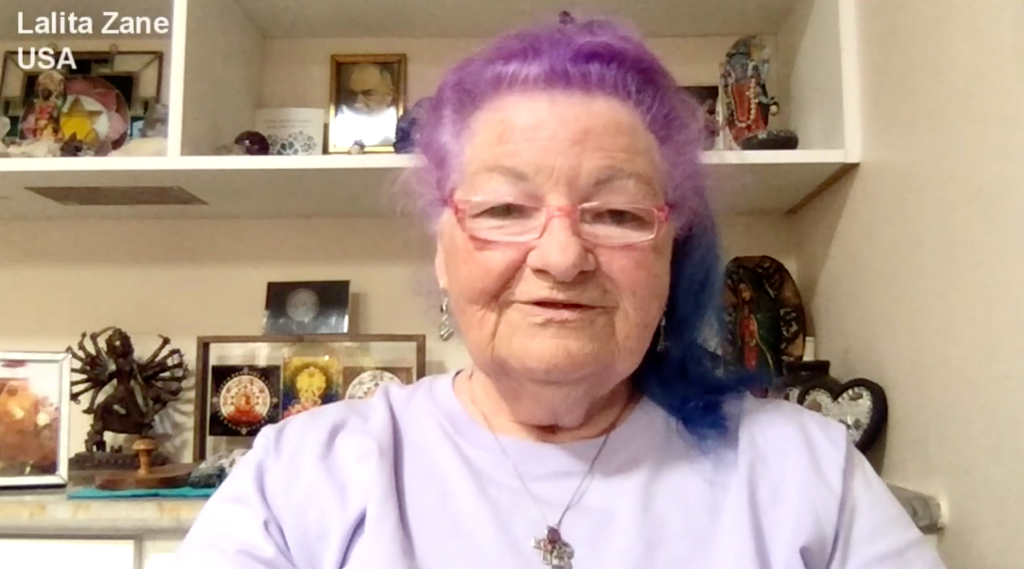 “Tudo era sobre ansiedade. Mas assim como a magia, a ansiedade e os medos se dissiparam. É inacreditável como era simples. Eu não fiz nada. Era como se eu fosse uma criança indefesa nos braços de meus amados Amma Bhagavan e eles cuidaram de tudo.”
